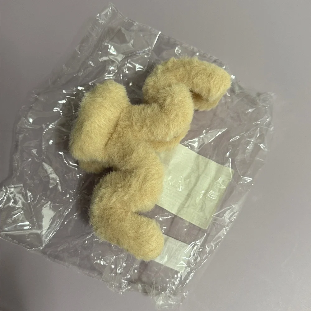 NEW ❤️‍🔥 TAN PLUSH HAIR CLIP NWT XL SIZE